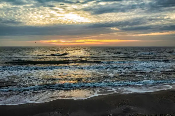 Denizde güzel bir gün batımı, doğa arka planı