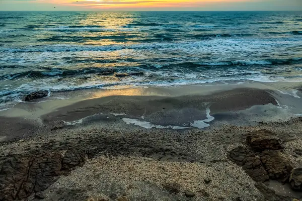 İsrail 'deki Akdeniz kıyısında gün batımı..