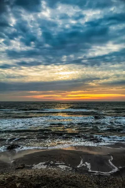Denizin üzerinde güzel bir gün batımı