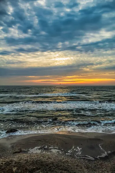 Denizin üzerinde güzel bir gün batımı