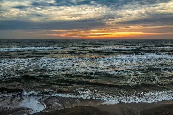 Denizin üzerinde güzel bir gün batımı
