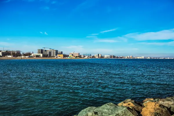 Arka planda deniz ve şehir manzarası