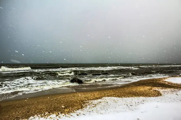 Kışın fırtına ve fırtına.