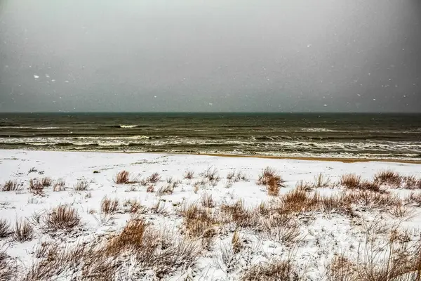 Kış manzarası karla kaplı göl