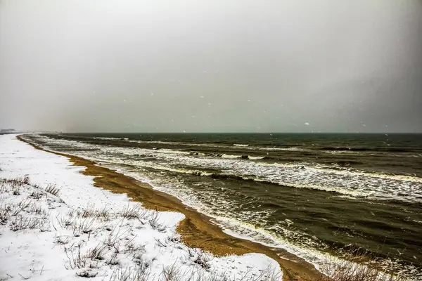 Karlı kış deniz manzarası