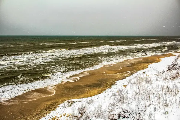 Kış deniz kıyısı, Finlandiya körfezinin kıyısındaki kar dalgaları.
