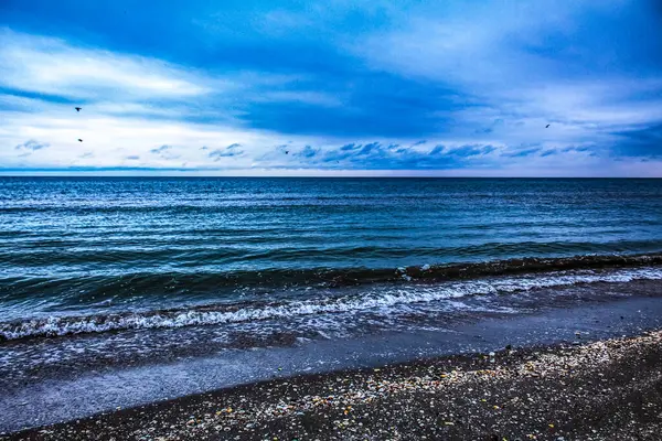 Kara sahilde güzel bir deniz manzarası