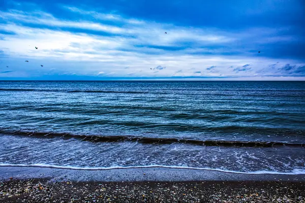 Bulutlu deniz ve gökyüzü
