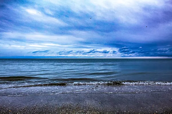 Deniz kıyısının güzel manzarası