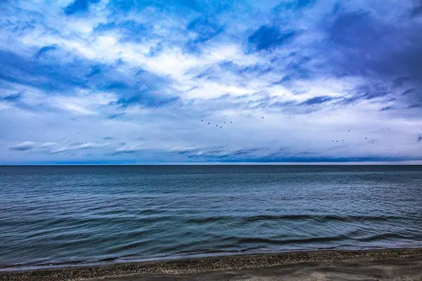 Bulutlar ile güzel deniz manzarası