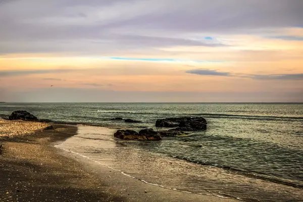 Güzel deniz manzarası ve kumsal.