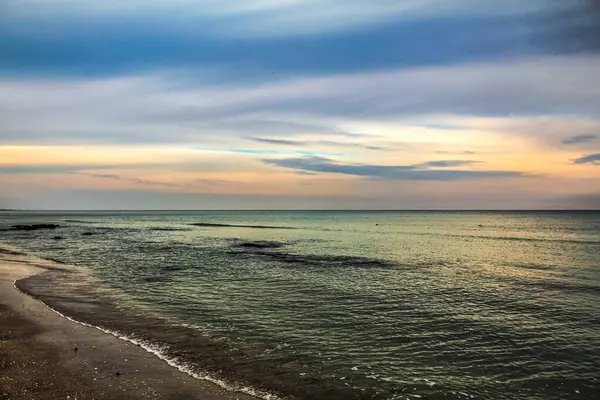 Denizin üzerinde güzel bir gün batımı