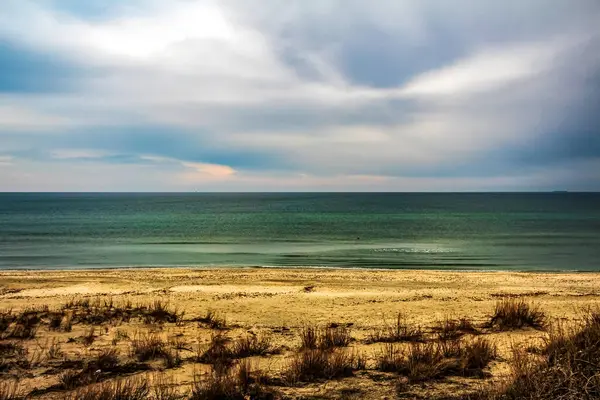 Bulutlu gökyüzü ile güzel deniz manzarası