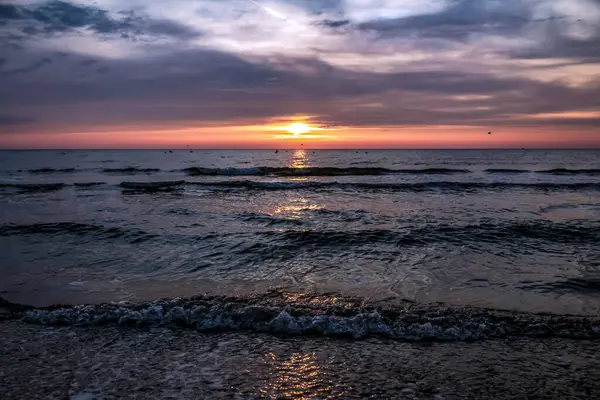 Denizde gün doğumu