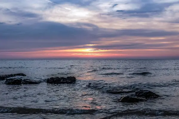 Deniz kıyısında güzel bir gün batımı