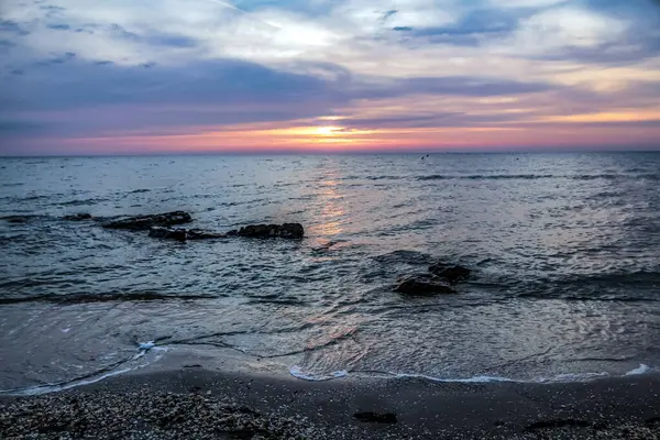 Denizin üzerinde güzel bir gün batımı