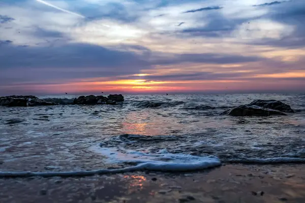 Denizin üzerinde güzel bir gün batımı