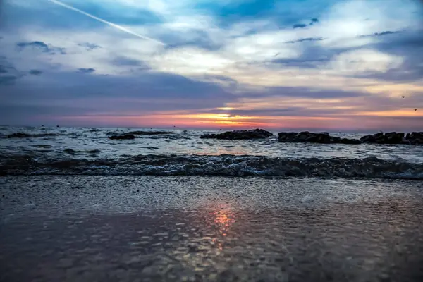 Akşamları kumsalda gün doğumu.