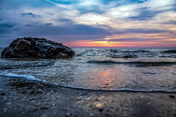 Denizin üzerinde güzel bir gün batımı