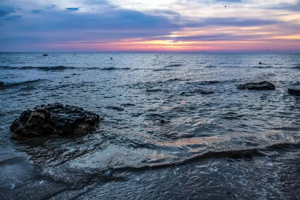 Deniz kıyısında gün doğumu