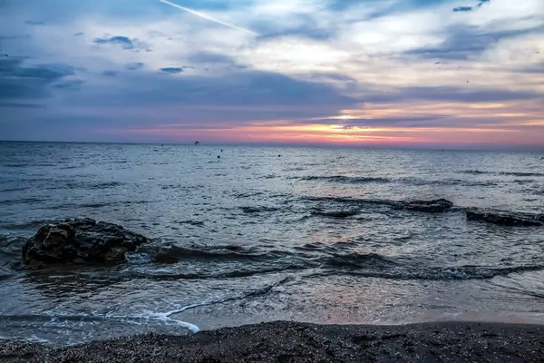 Akdeniz kıyısında kış mevsiminde gün batımı.