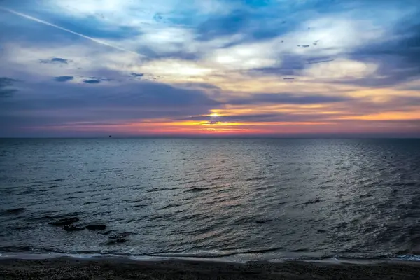 Denizin üzerinde güzel bir gün batımı