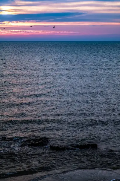 Denizin üzerinde güzel bir gün batımı