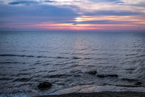 Denizin üzerinde güzel bir gün batımı