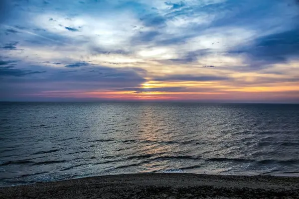 Denizin üzerinde güzel bir gün batımı