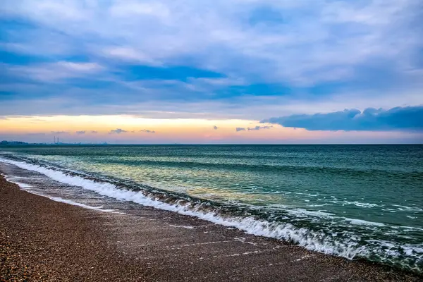 Baltık denizi sabah parlayan bulutlarla