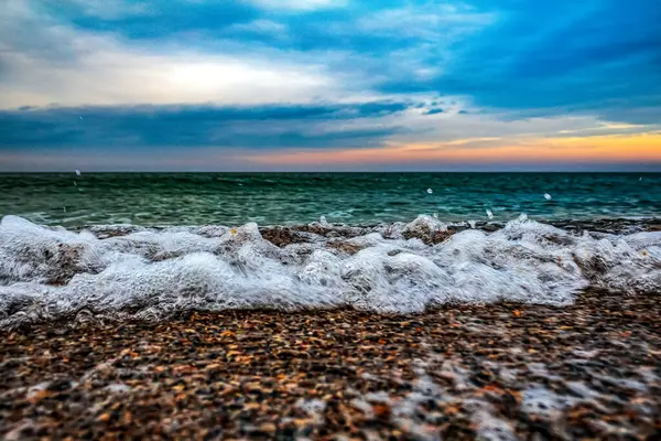 Deniz kıyısında güzel bir gün batımı