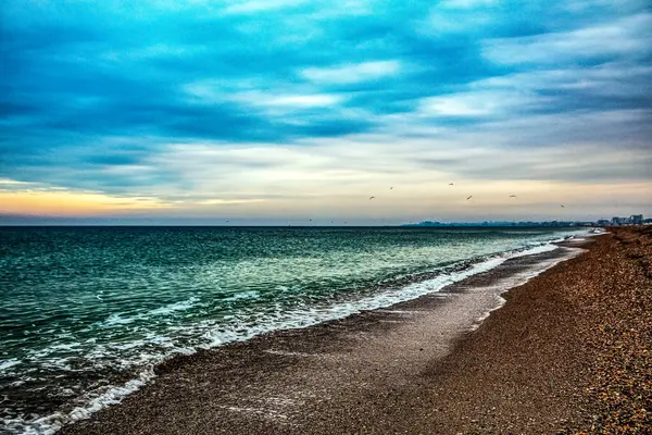 Denizin üzerinde güzel bir gün batımı