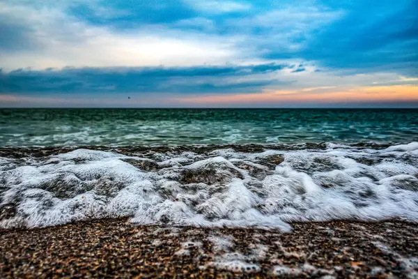 Akşamları deniz dalgaları