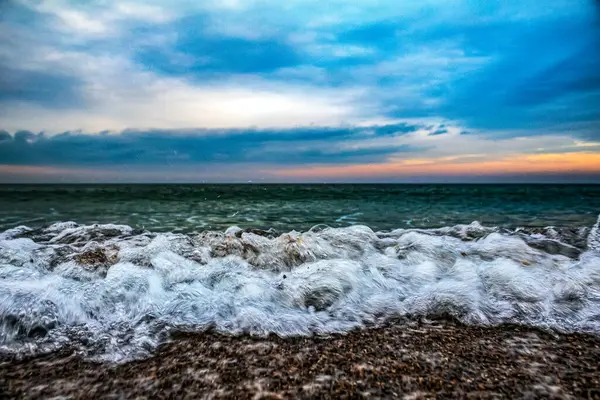 Gün batımında denizde dalgalar