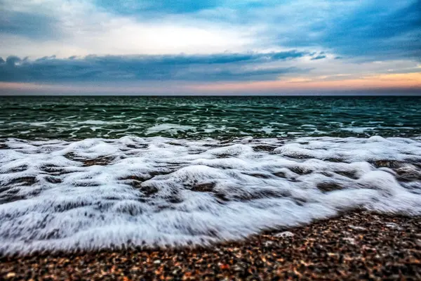 Gün batımında deniz ve dalgalar