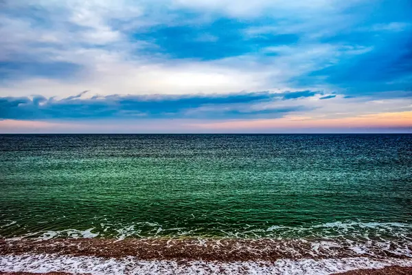 Denizin üzerinde güzel bir gün batımı