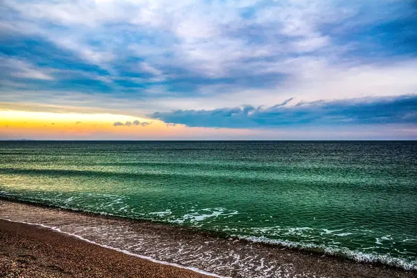 Denizin üstünde gün batımı