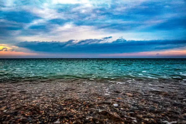 Deniz kıyısında güzel bir gün batımı