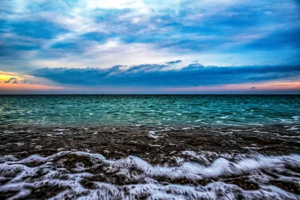 Denizin üzerinde gün batımı