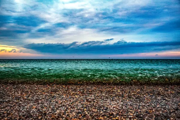 Gölün üzerinde güzel bir gün batımı