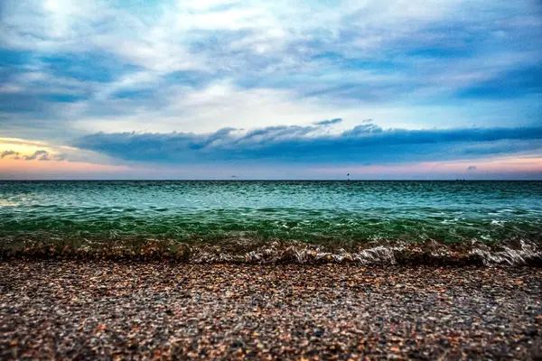 Denizin üzerinde güzel bir gün batımı