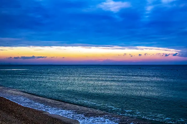 Deniz kıyısında güzel bir gün batımı. doğa arkaplanı
