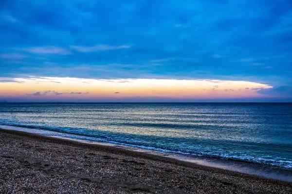 Sahilde gün doğumu