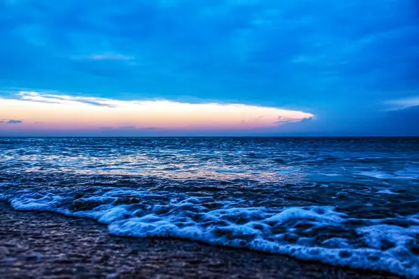 Denizin üzerinde güzel bir gün batımı