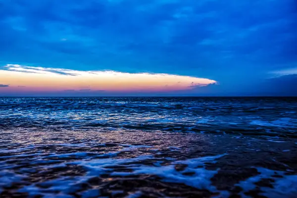 Denizin üzerinde güzel bir gün batımı