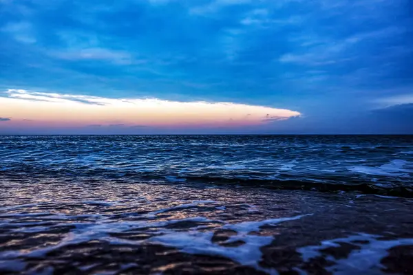 Sahilde güzel bir deniz batımı