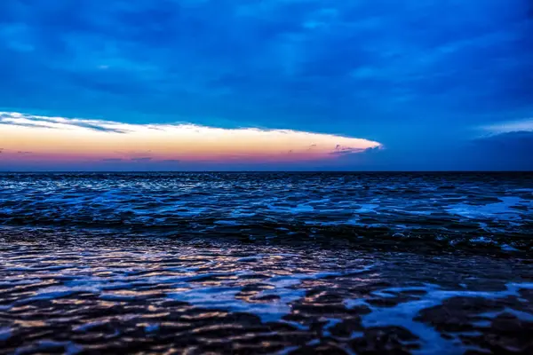 Denizin üzerinde güzel bir gün batımı