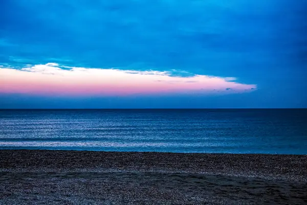 Gün batımında güzel bir deniz manzarası