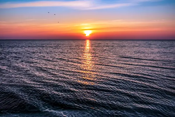 Denizin üzerinde güzel bir gün batımı