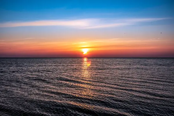 Denizin üzerinde güzel bir gün batımı